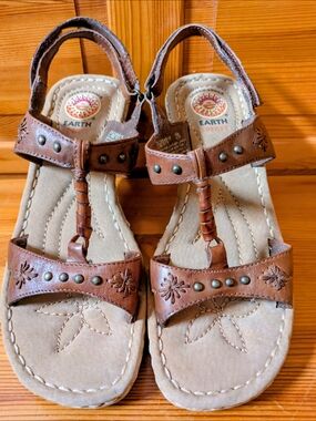 Earth Spirit Brown Genuine Leather Floral Braided T-Strap Sandals, NWOT
